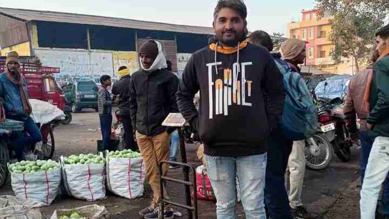 सब्जियां उगाने वाले किसानों से मिला